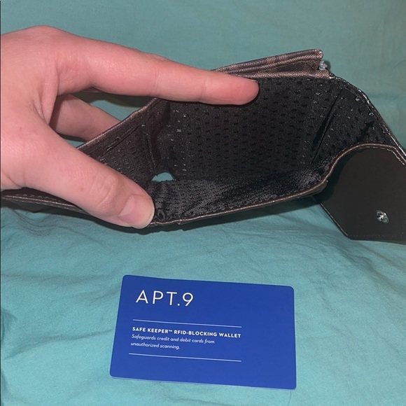 Safe Keeper RFID-Blocking Wallet - Picture 4 of 5